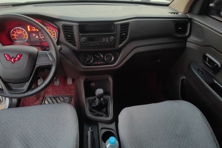 Used Wuling Hongguang V 2022 1.5L Jingqu Edition Electric-Assist LAR Interior 4