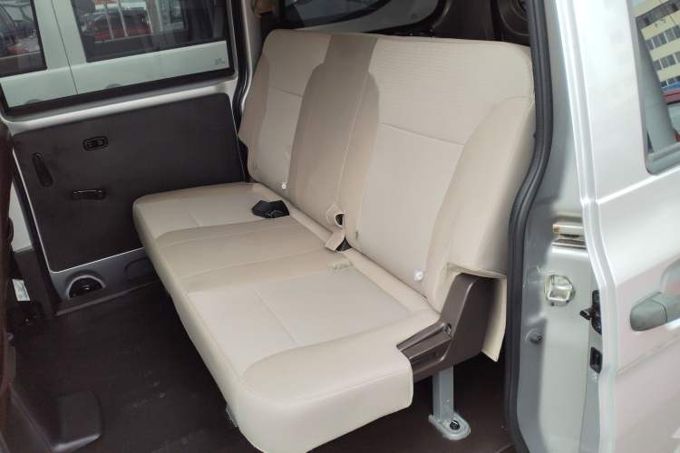 Used Wuling Hongguang V 2022 1.5L Jingqu Edition Electric-Assist LAR Interior 4