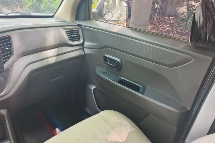 Used Wuling Hongguang V 2022 1.5L Jingqu Edition Electric-Assist LAR Interior 4