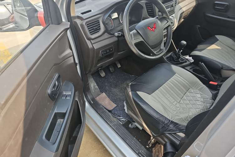 Used Wuling Hongguang V 2022 1.5L Jingqu Edition Electric-Assist LAR Interior 5