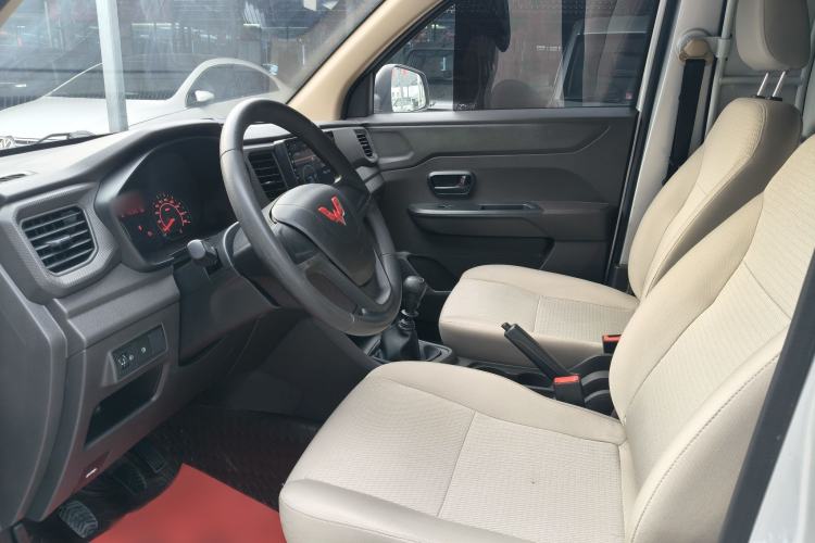 Used Wuling Hongguang V 2022 1.5L Jingqu Edition Enclosed-Window Vehicle with Hydraulic Power Steering LAR Interior 5
