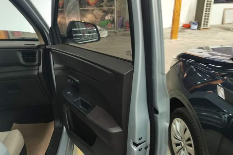Used Wuling Hongguang V 2022 1.5L Jingqu Edition Enclosed-Window Vehicle with Hydraulic Power Steering LAR Interior 5