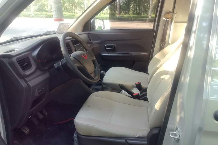 Used Wuling Hongguang V 2022 1.5L Jingqu Edition Enclosed-Window Vehicle with Hydraulic Power Steering LAR Interior 5