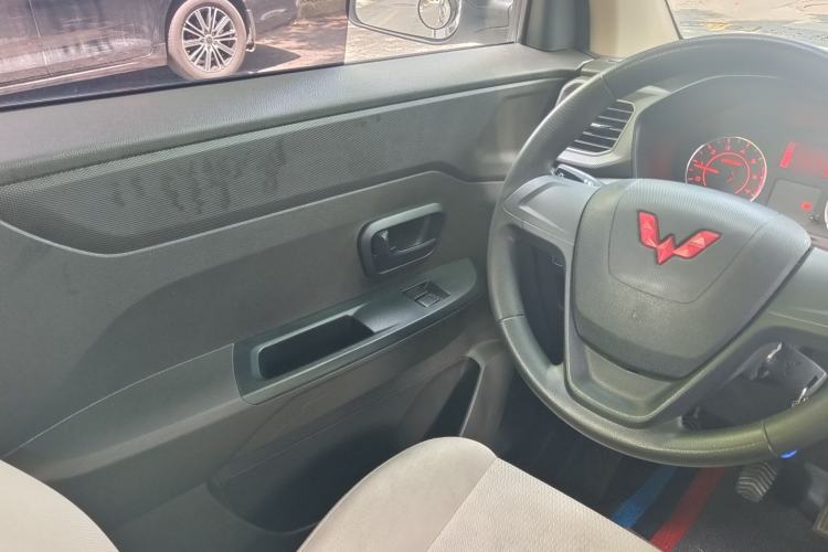 Used Wuling Hongguang V 2022 1.5L Jingqu Edition Electric-Assist LAR Interior 5