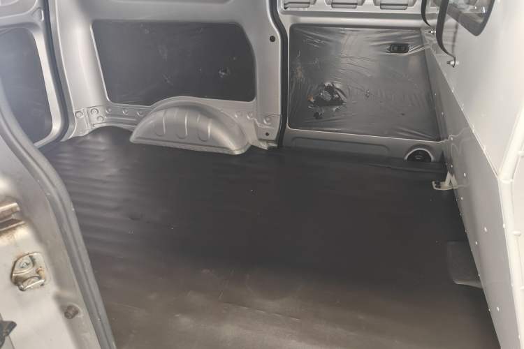 Used Wuling Hongguang V 2022 1.5L Jingqu Edition Enclosed-Window Vehicle with Hydraulic Power Steering LAR Interior 5
