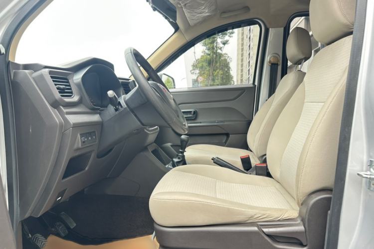 Used Wuling Hongguang V 2022 1.5L Jingqu Edition Electric-Assist LAR Interior 6