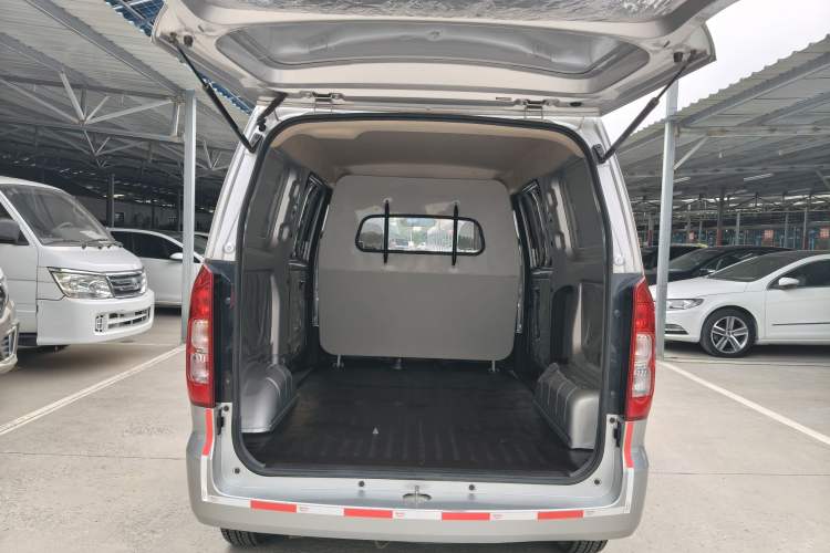 Used Wuling Hongguang V 2022 1.5L Jingqu Edition Enclosed-Window Vehicle with Hydraulic Power Steering LAR Interior 6