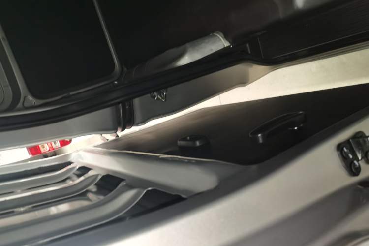 Used Wuling Hongguang V 2022 1.5L Jingqu Edition Enclosed-Window Vehicle with Hydraulic Power Steering LAR Interior 6