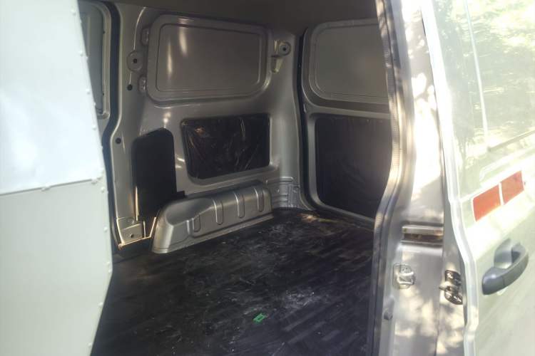 Used Wuling Hongguang V 2022 1.5L Jingqu Edition Enclosed-Window Vehicle with Hydraulic Power Steering LAR Interior 6