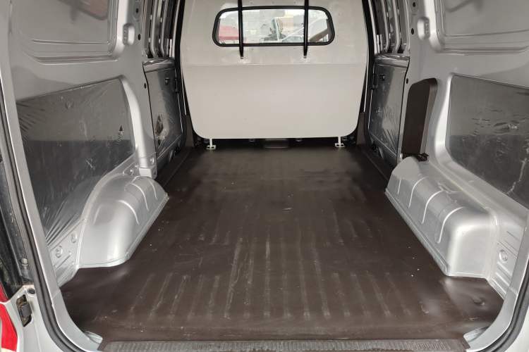 Used Wuling Hongguang V 2022 1.5L Jingqu Edition Enclosed-Window Vehicle with Hydraulic Power Steering LAR Interior 6