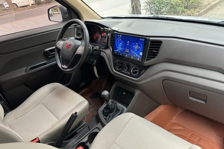 Used Wuling Hongguang V 2022 1.5L Jingqu Edition Enclosed-Window Vehicle with Electric Power Steering LAR Interior 7