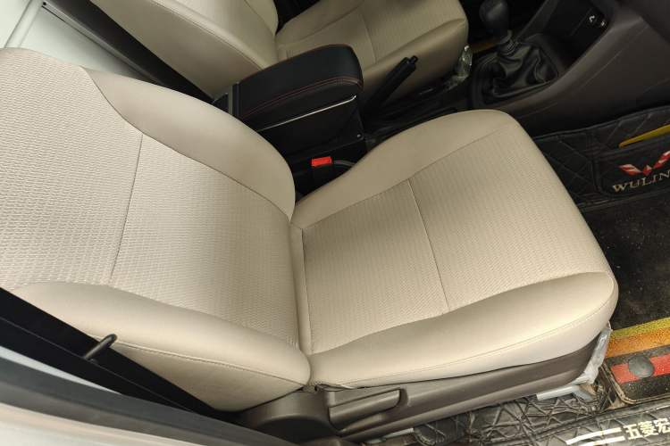 Used Wuling Hongguang V 2022 1.5L Jingqu Edition Enclosed-Window Vehicle with Hydraulic Power Steering LAR Interior 7