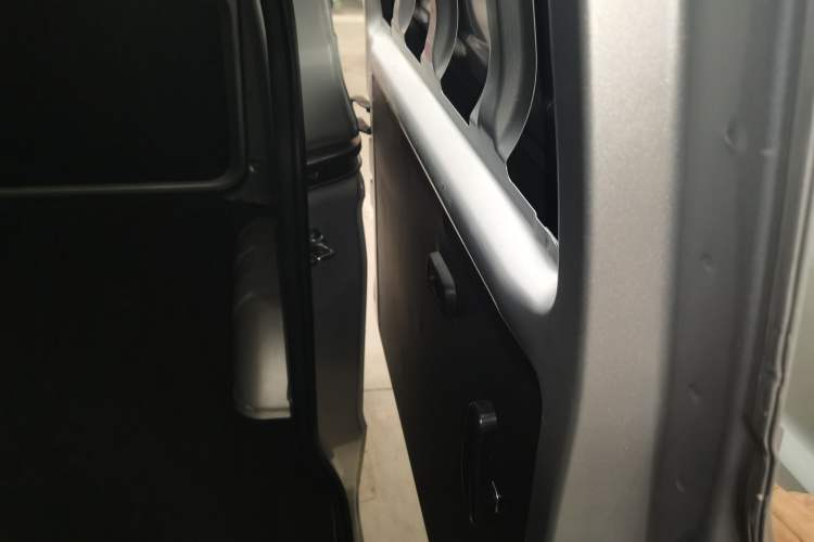 Used Wuling Hongguang V 2022 1.5L Jingqu Edition Enclosed-Window Vehicle with Hydraulic Power Steering LAR Interior 8