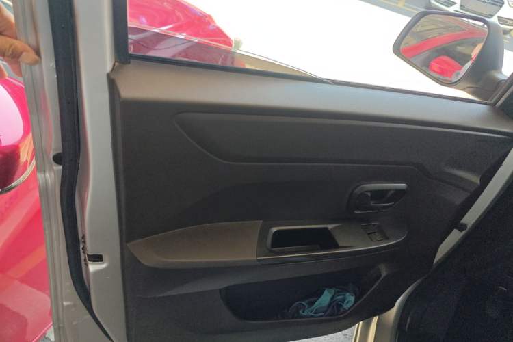 Used Wuling Hongguang V 2022 1.5L Jingqu Edition Enclosed-Window Vehicle with Hydraulic Power Steering LAR Left Front Door Interior