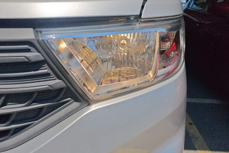 Used Wuling Hongguang V 2022 1.5L Jingqu Edition Enclosed-Window Vehicle with Hydraulic Power Steering LAR Left Front Headlight