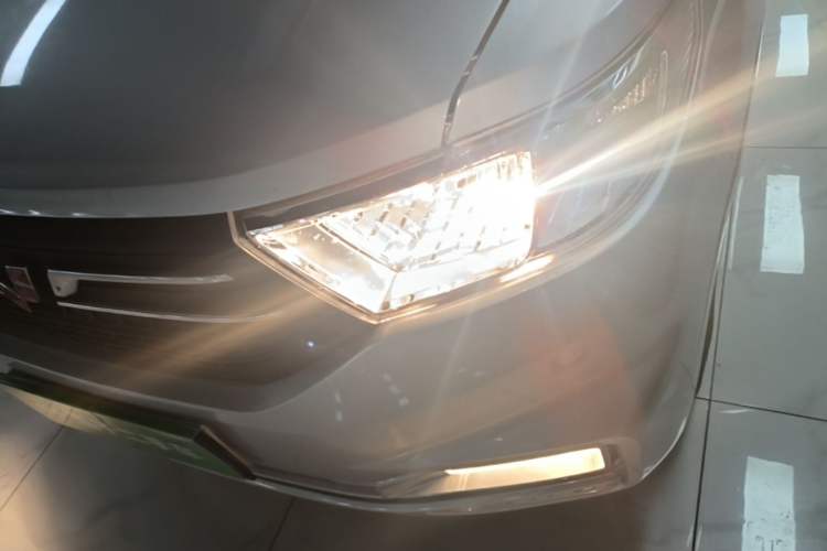 Used Wuling Hongguang V 2022 1.5L Enjoy Edition Electric-Powered LAR Left Front Headlight