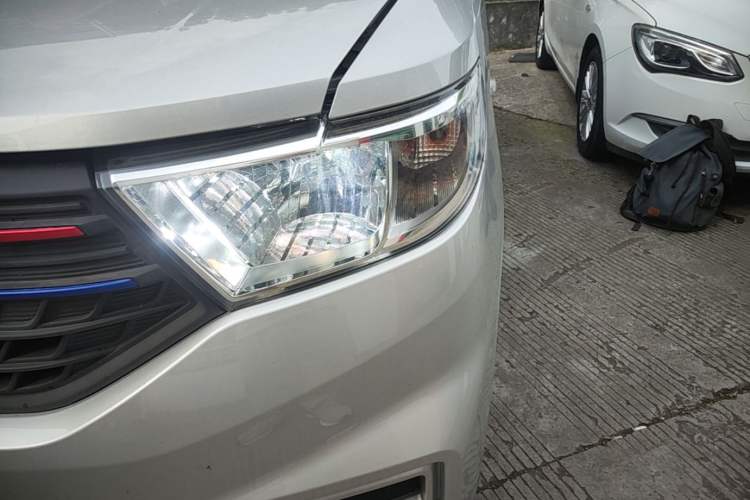 Used Wuling Hongguang V 2022 1.5L Jingqu Edition Electric-Assist LAR Left Front Headlight
