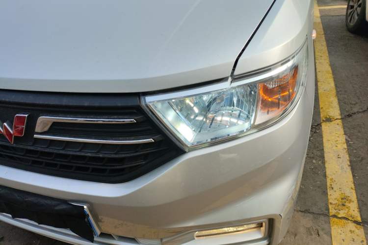 Used Wuling Hongguang V 2022 1.5L Enjoy Edition Electric-Powered LAR Left Front Headlight