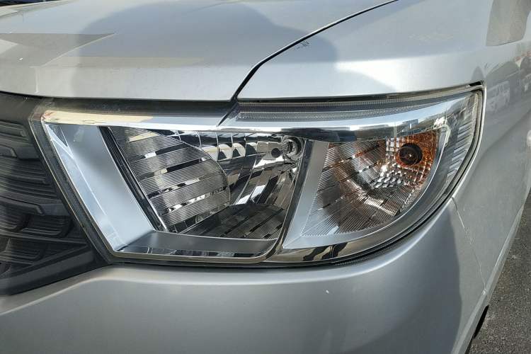 Used Wuling Hongguang V 2022 1.5L Jingqu Edition Enclosed-Window Vehicle with Hydraulic Power Steering LAR Left Front Headlight