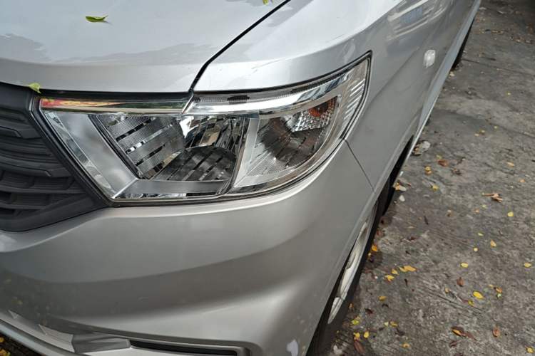 Used Wuling Hongguang V 2022 1.5L Jingqu Edition Electric-Assist LAR Left Front Headlight