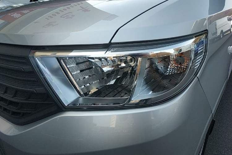 Used Wuling Hongguang V 2022 1.5L Jingqu Edition Enclosed-Window Vehicle with Hydraulic Power Steering LAR Left Front Headlight