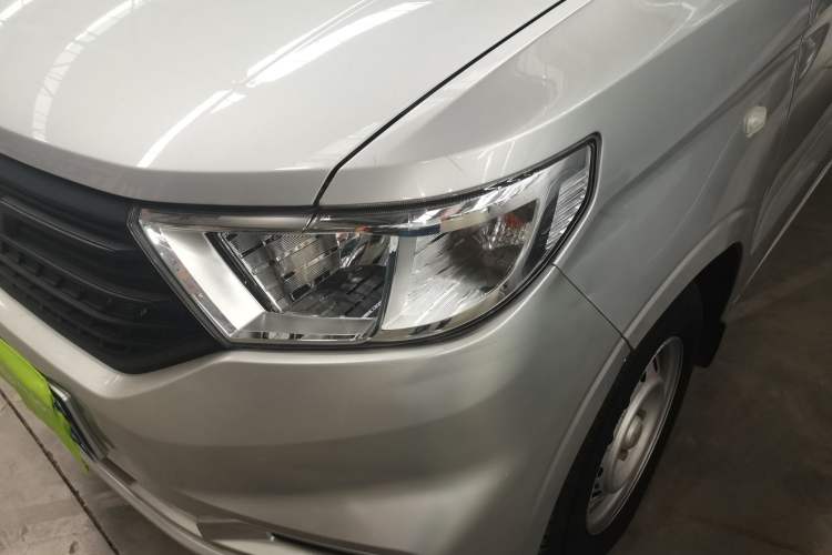 Used Wuling Hongguang V 2022 1.5L Jingqu Edition Enclosed-Window Vehicle with Hydraulic Power Steering LAR Left Front Headlight