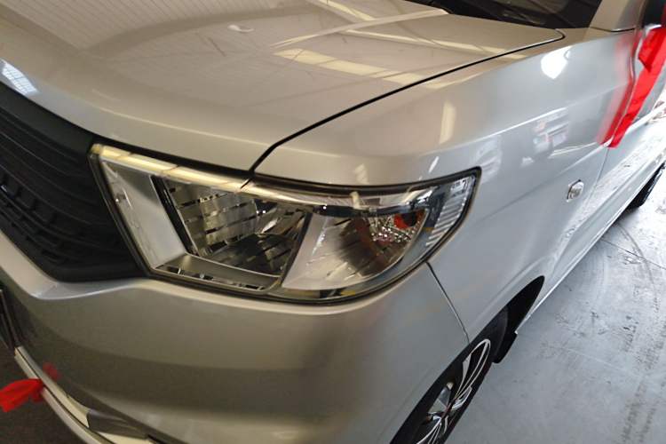 Used Wuling Hongguang V 2022 1.5L Jingqu Edition Enclosed-Window Vehicle with Hydraulic Power Steering LAR Left Front Headlight