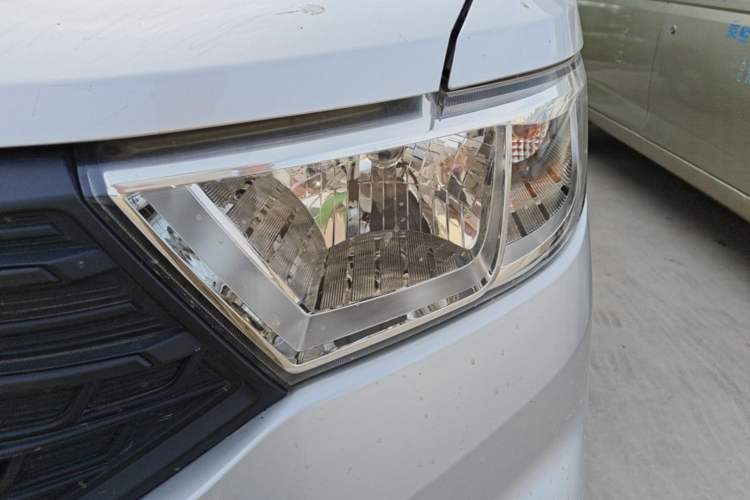 Used Wuling Hongguang V 2022 1.5L Jingqu Edition Enclosed-Window Vehicle with Hydraulic Power Steering LAR Left Front Headlight