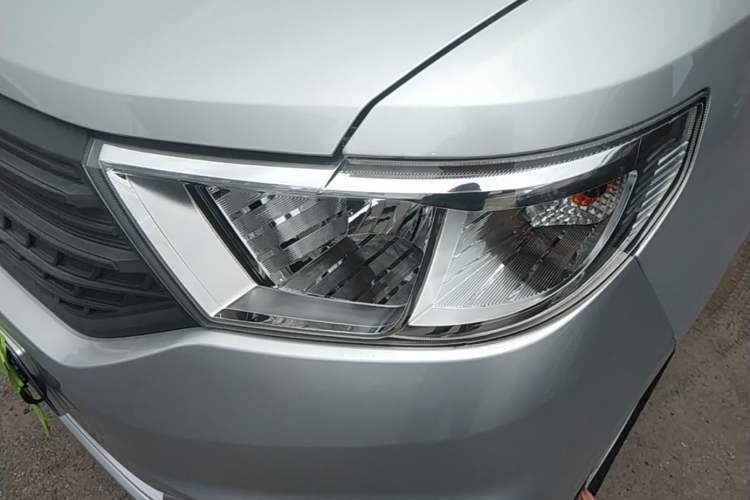 Used Wuling Hongguang V 2022 1.5L Jingqu Edition Electric-Assist LAR Left Front Headlight