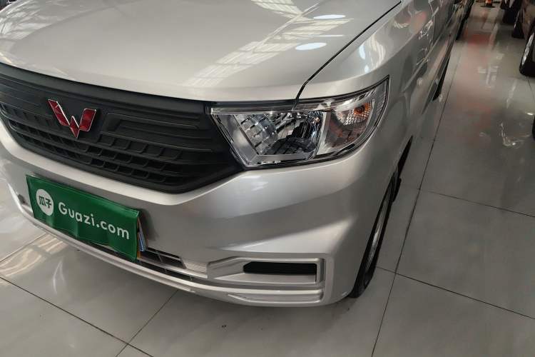 Used Wuling Hongguang V 2022 1.5L Jingqu Edition Enclosed-Window Vehicle with Hydraulic Power Steering LAR Left Front Headlight