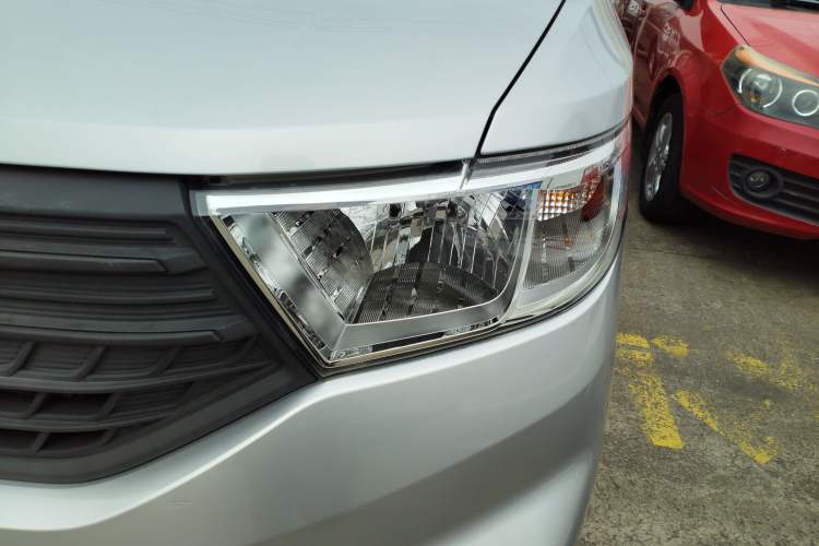 Used Wuling Hongguang V 2022 1.5L Jingqu Edition Electric-Assist LAR Left Front Headlight