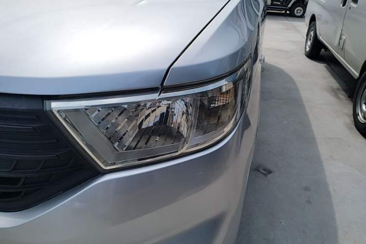 Used Wuling Hongguang V 2022 1.5L Jingqu Edition Electric-Assist LAR Left Front Headlight