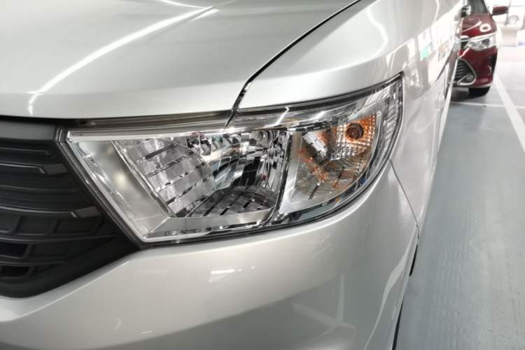 Used Wuling Hongguang V 2022 1.5L Jingqu Edition Electric-Assist LAR Left Front Headlight