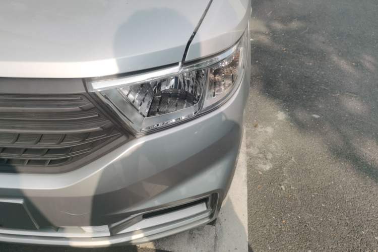 Used Wuling Hongguang V 2022 1.5L Jingqu Edition Enclosed-Window Vehicle with Hydraulic Power Steering LAR Left Front Headlight
