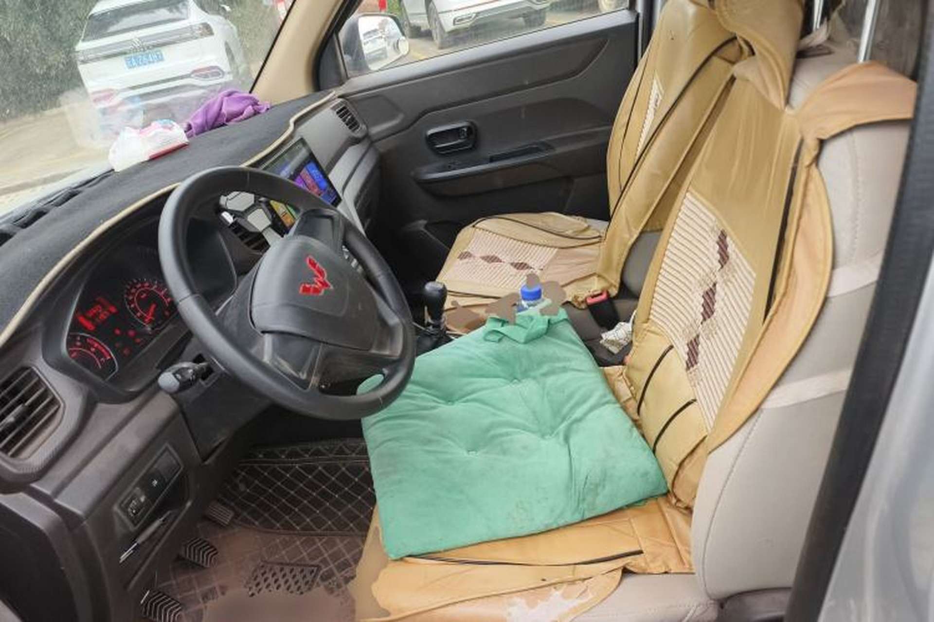 Used Wuling Hongguang V 2022 1.5L Jingqu Edition Enclosed-Window Vehicle with Hydraulic Power Steering LAR Left Front Seat
