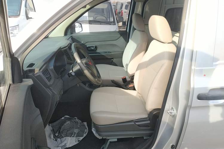 Used Wuling Hongguang V 2022 1.5L Jingqu Edition Enclosed-Window Vehicle with Hydraulic Power Steering LAR Left Front Seat