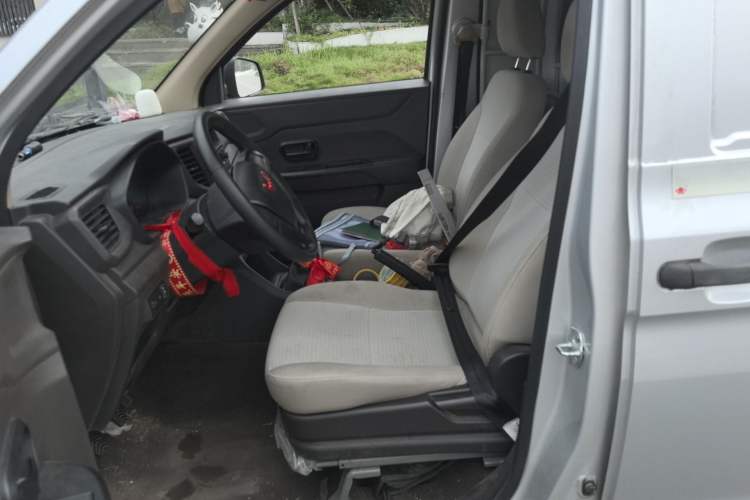 Used Wuling Hongguang V 2022 1.5L Jingqu Edition Enclosed-Window Vehicle with Hydraulic Power Steering LAR Left Front Seat