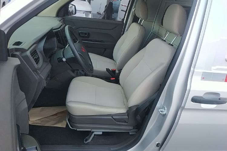 Used Wuling Hongguang V 2022 1.5L Jingqu Edition Enclosed-Window Vehicle with Hydraulic Power Steering LAR Left Front Seat