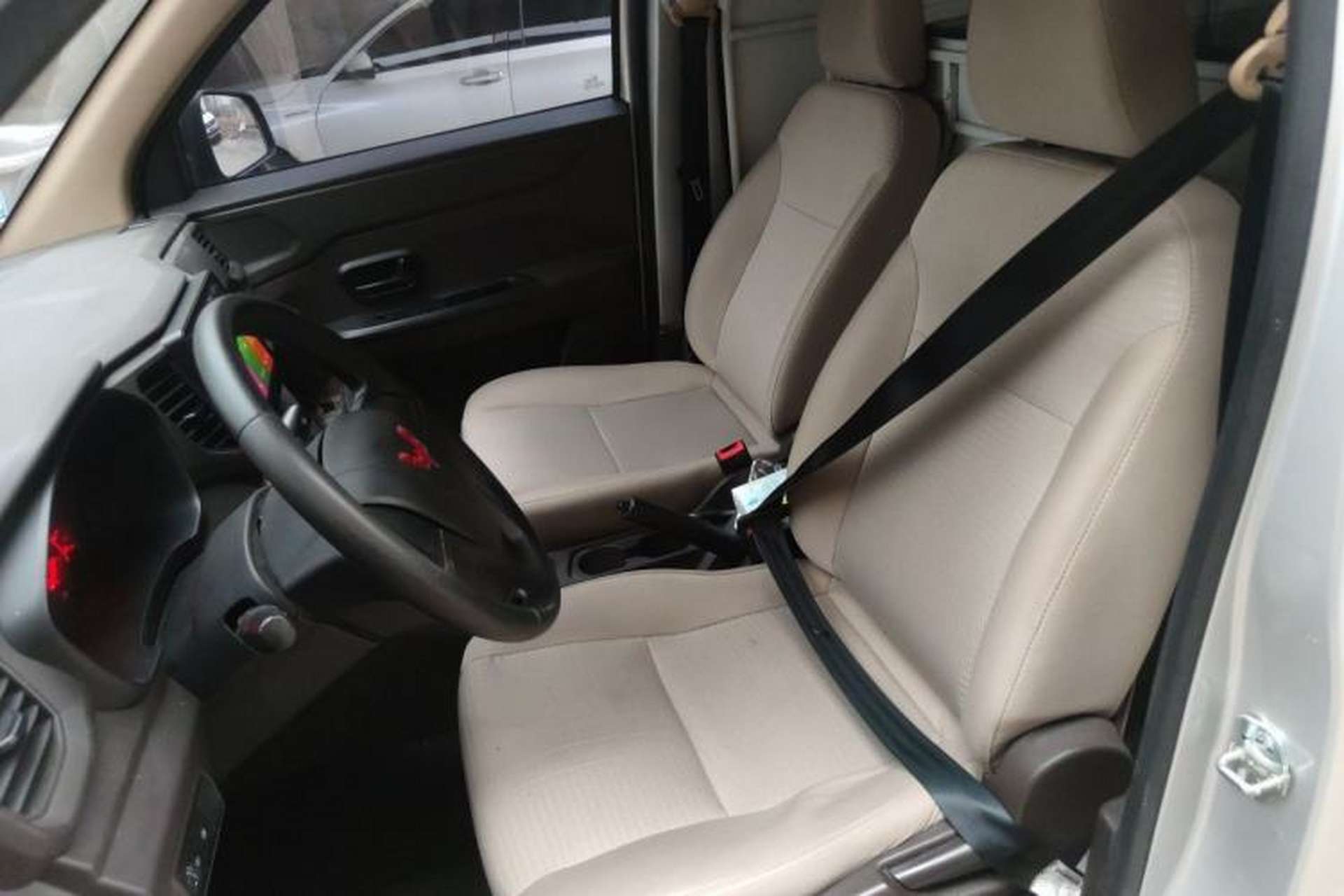 Used Wuling Hongguang V 2022 1.5L Jingqu Edition Enclosed-Window Vehicle with Hydraulic Power Steering LAR Left Front Seat