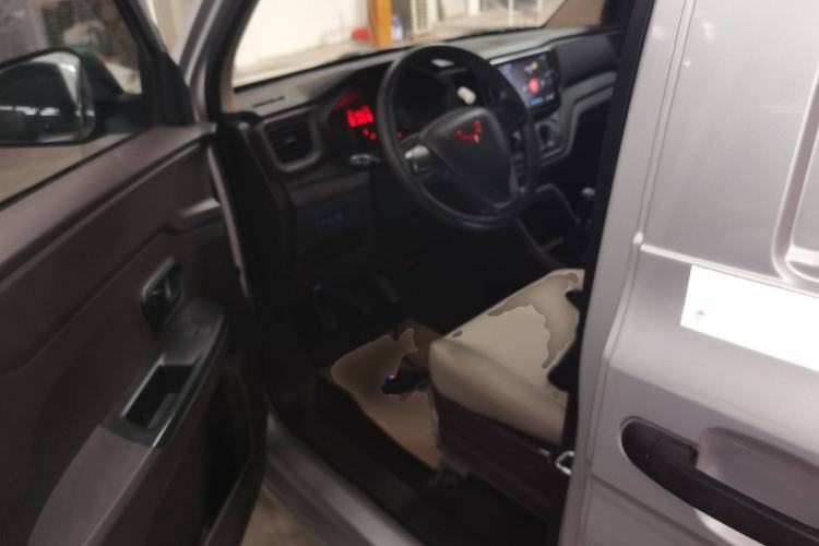 Used Wuling Hongguang V 2022 1.5L Jingqu Edition Enclosed-Window Vehicle with Hydraulic Power Steering LAR Left Front Seat