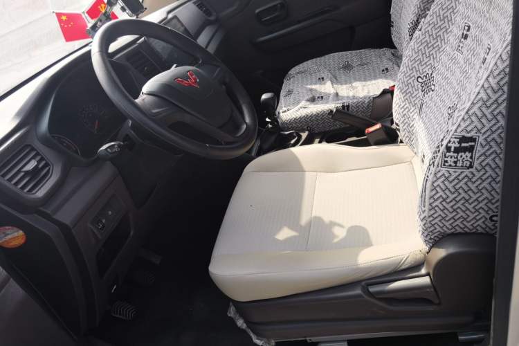 Used Wuling Hongguang V 2022 1.5L Jingqu Edition Enclosed-Window Vehicle with Electric Power Steering LAR Left Front Seat