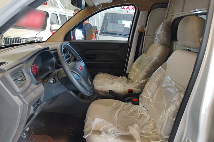 Used Wuling Hongguang V 2022 1.5L Jingqu Edition Enclosed-Window Vehicle with Hydraulic Power Steering LAR Left Front Seat