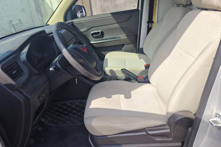 Used Wuling Hongguang V 2022 1.5L Jingqu Edition Enclosed-Window Vehicle with Electric Power Steering LAR Left Front Seat
