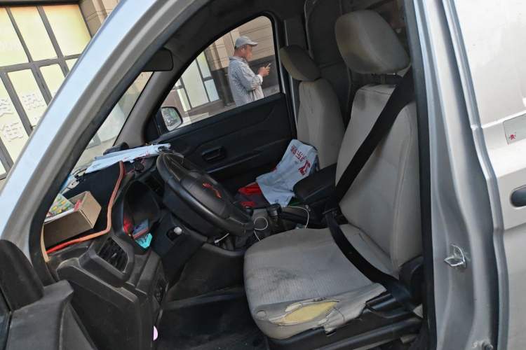 Used Wuling Hongguang V 2022 1.5L Jingqu Edition Enclosed-Window Vehicle with Hydraulic Power Steering LAR Left Front Seat
