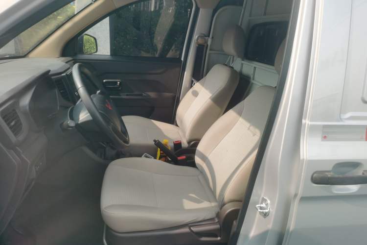 Used Wuling Hongguang V 2022 1.5L Jingqu Edition Enclosed-Window Vehicle with Hydraulic Power Steering LAR Left Front Seat