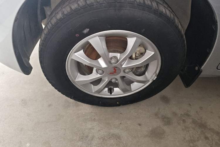 Used Wuling Hongguang V 2022 1.5L Enjoy Edition Electric-Powered LAR Left Front Wheel Hub