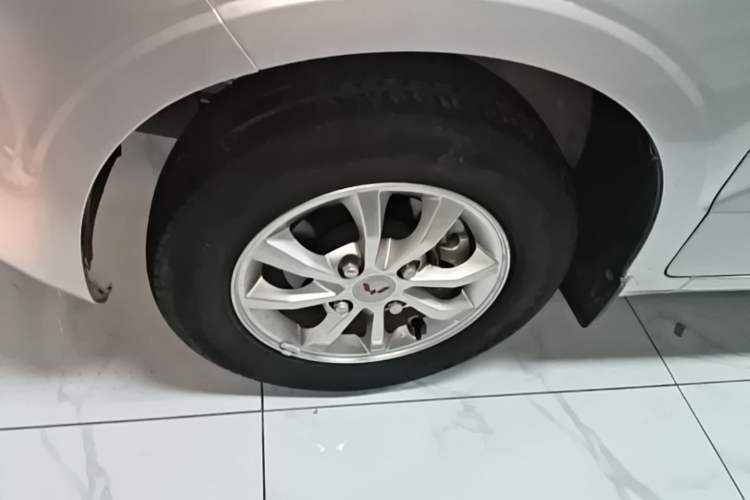 Used Wuling Hongguang V 2022 1.5L Enjoy Edition Electric-Powered LAR Left Front Wheel Hub