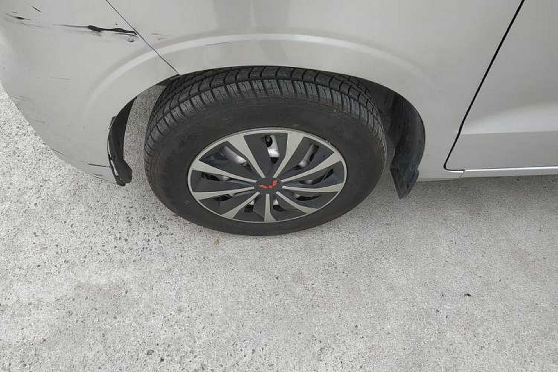 Used Wuling Hongguang V 2022 1.5L Jingqu Edition Enclosed-Window Vehicle with Electric Power Steering LAR Left Front Wheel Hub