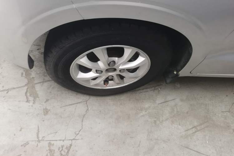 Used Wuling Hongguang V 2022 1.5L Enjoy Edition Electric-Powered LAR Left Front Wheel Hub