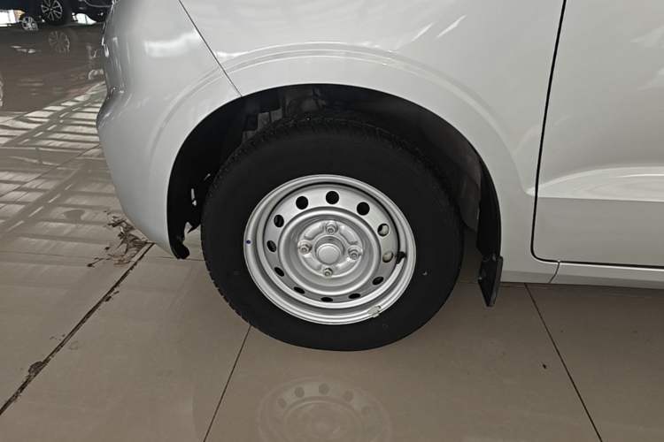 Used Wuling Hongguang V 2022 1.5L Jingqu Edition Enclosed-Window Vehicle with Electric Power Steering LAR Left Front Wheel Hub